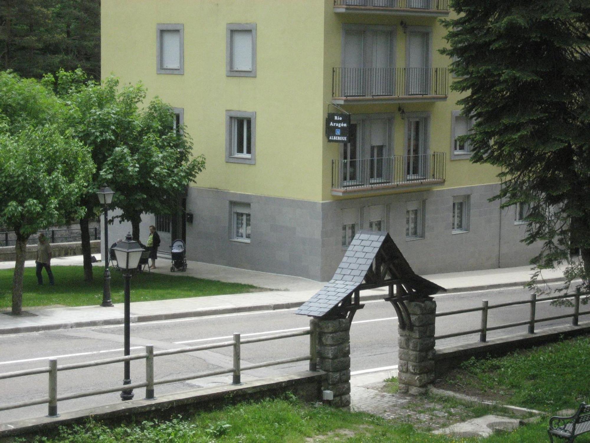 Albergue Turistico Rio Aragon Canfranc Kültér fotó